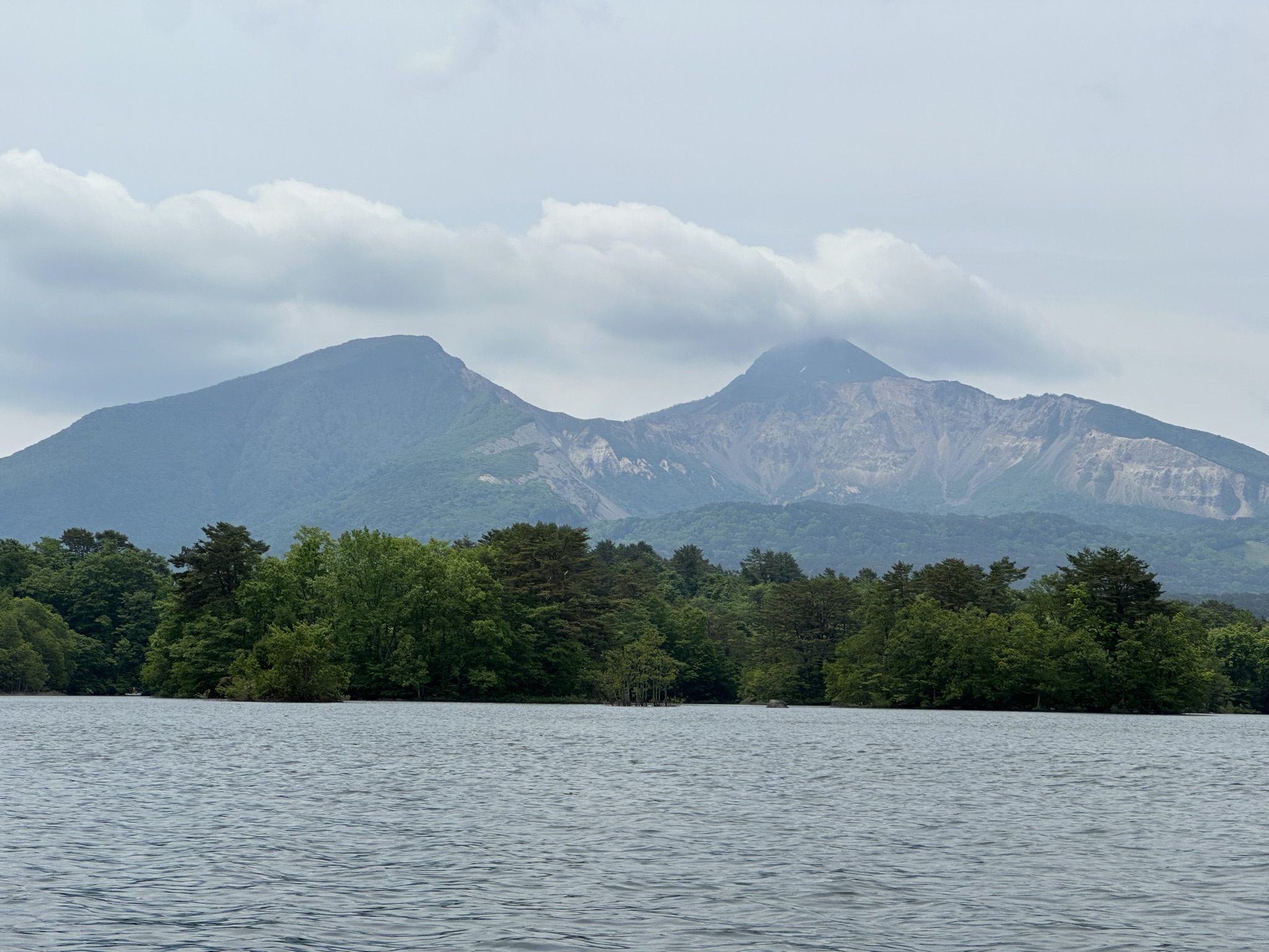 磐梯山と小野川湖