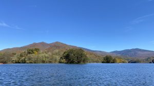 小野川湖から見る山景色